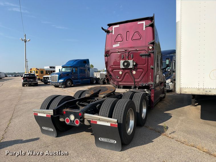 image for item YA4266 2021 Freightliner Cascadia 126 semi truck