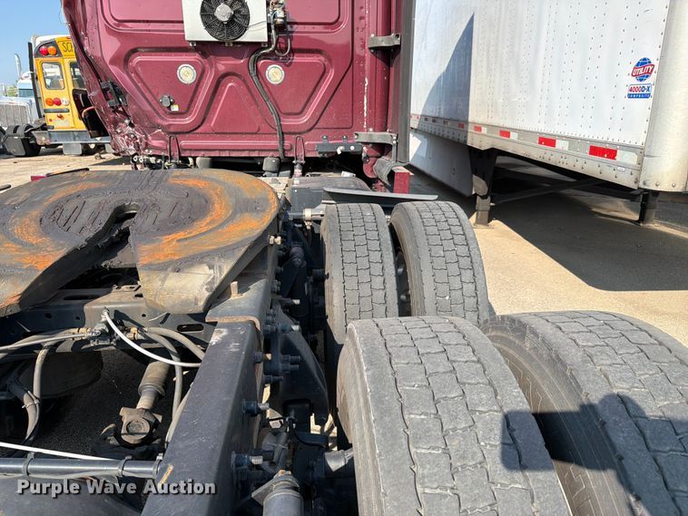 image for item YA4266 2021 Freightliner Cascadia 126 semi truck
