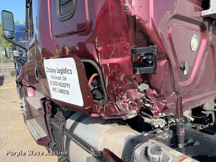image for item YA4266 2021 Freightliner Cascadia 126 semi truck