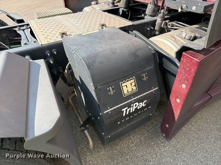 image for item YA4266 2021 Freightliner Cascadia 126 semi truck