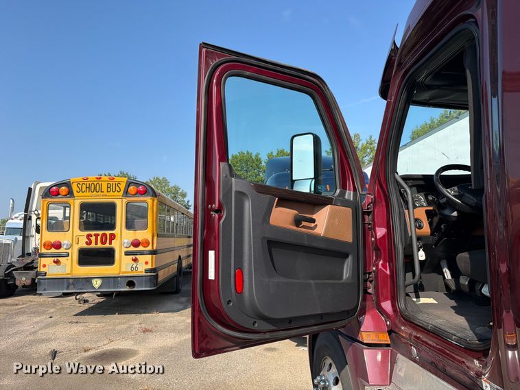 image for item YA4266 2021 Freightliner Cascadia 126 semi truck