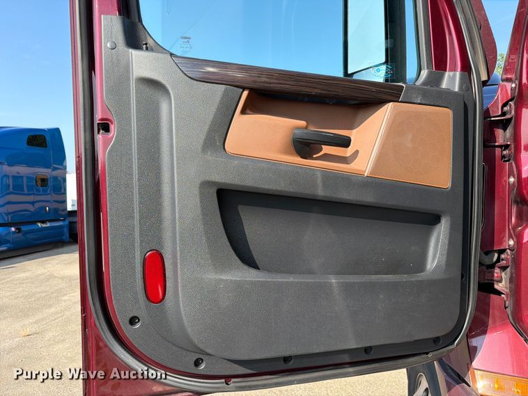 image for item YA4266 2021 Freightliner Cascadia 126 semi truck