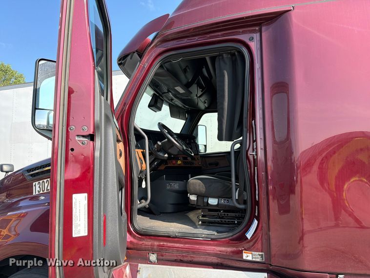 image for item YA4266 2021 Freightliner Cascadia 126 semi truck