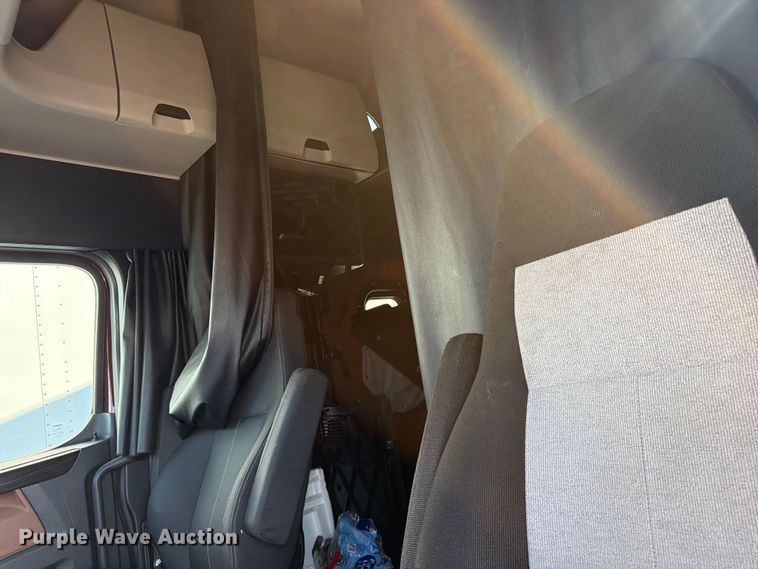 image for item YA4266 2021 Freightliner Cascadia 126 semi truck