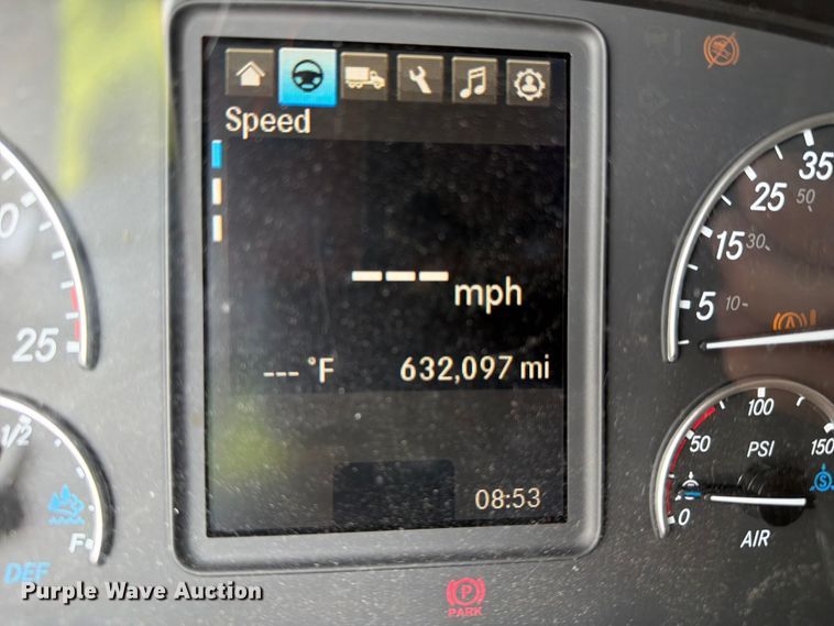 image for item YA4266 2021 Freightliner Cascadia 126 semi truck