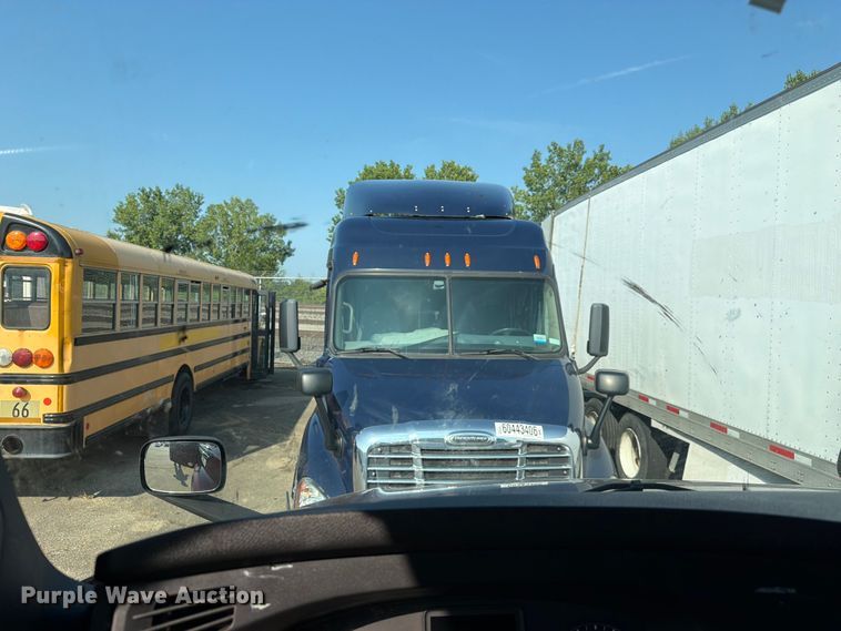 image for item YA4266 2021 Freightliner Cascadia 126 semi truck