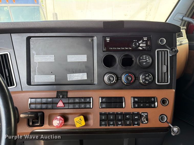 image for item YA4266 2021 Freightliner Cascadia 126 semi truck