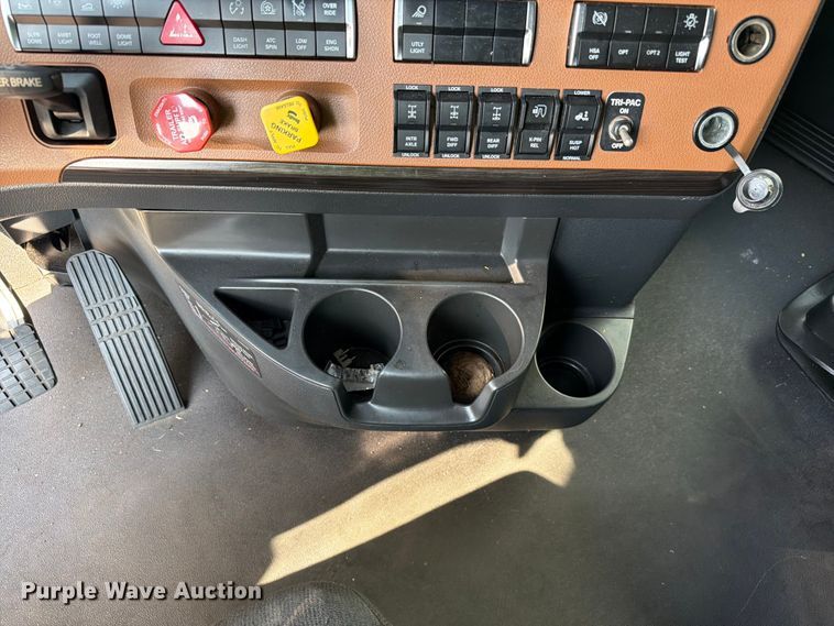 image for item YA4266 2021 Freightliner Cascadia 126 semi truck