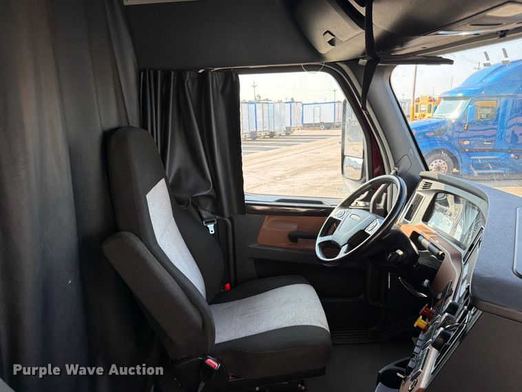 image for item YA4266 2021 Freightliner Cascadia 126 semi truck