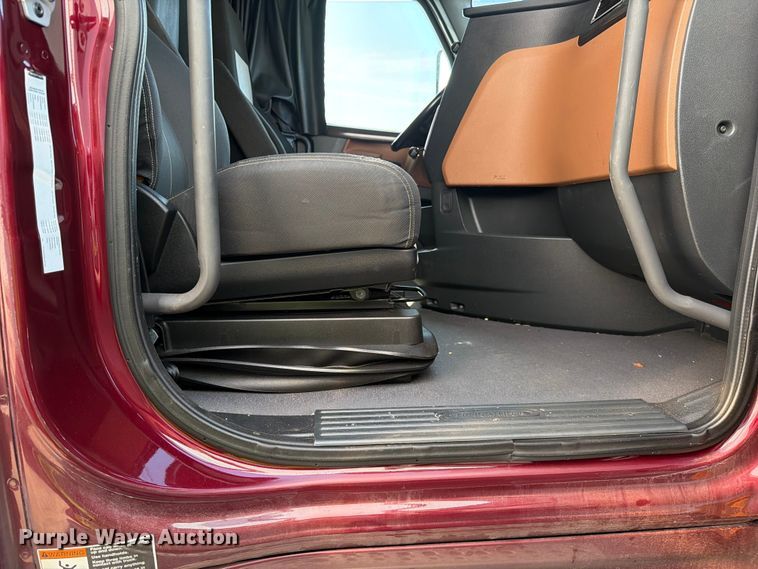 image for item YA4266 2021 Freightliner Cascadia 126 semi truck