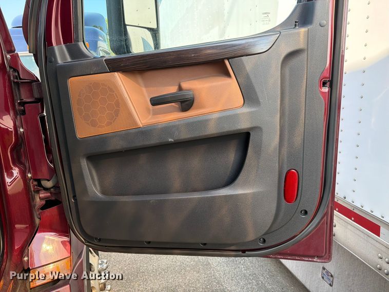 image for item YA4266 2021 Freightliner Cascadia 126 semi truck