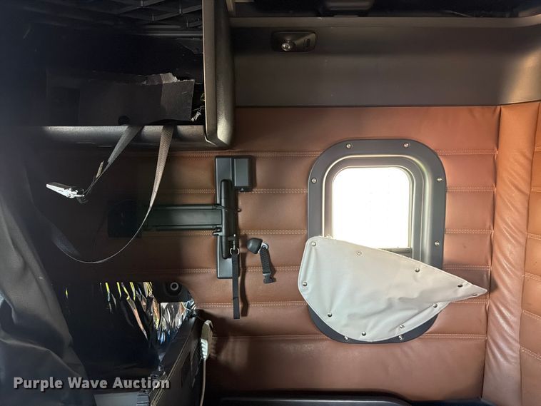 image for item YA4266 2021 Freightliner Cascadia 126 semi truck