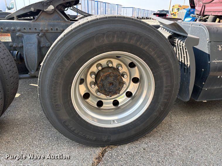 image for item YA4266 2021 Freightliner Cascadia 126 semi truck