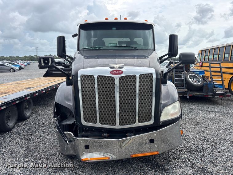 image for item YA4354 2015 Peterbilt 579 semi truck