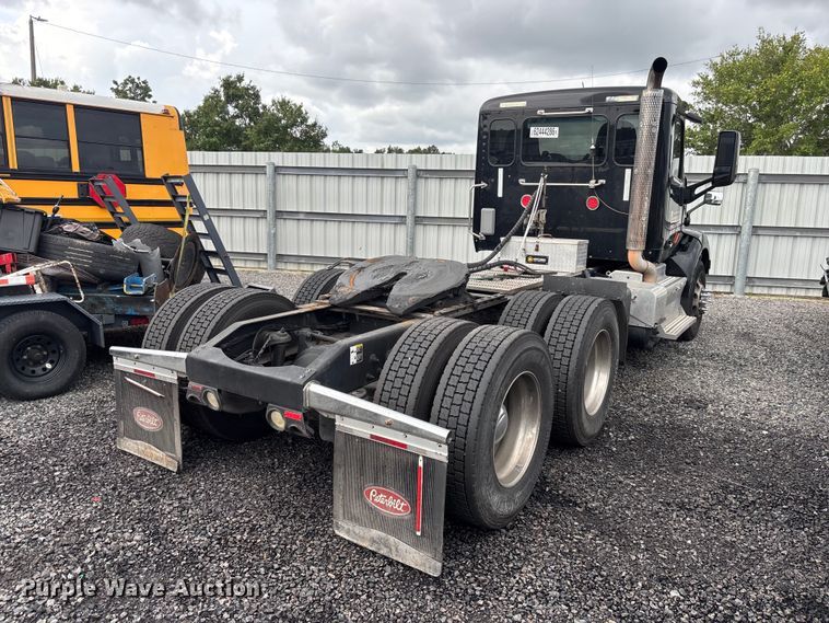 image for item YA4354 2015 Peterbilt 579 semi truck