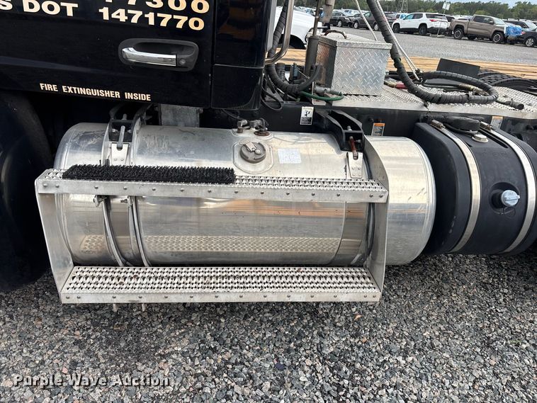 image for item YA4354 2015 Peterbilt 579 semi truck