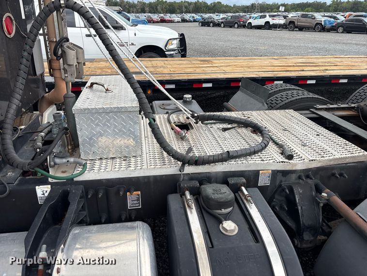image for item YA4354 2015 Peterbilt 579 semi truck