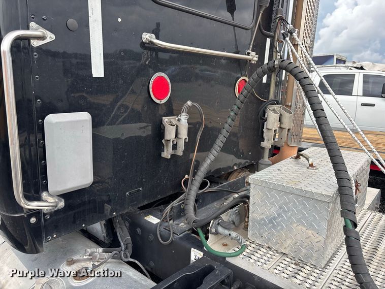 image for item YA4354 2015 Peterbilt 579 semi truck