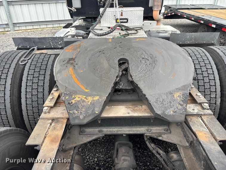 image for item YA4354 2015 Peterbilt 579 semi truck