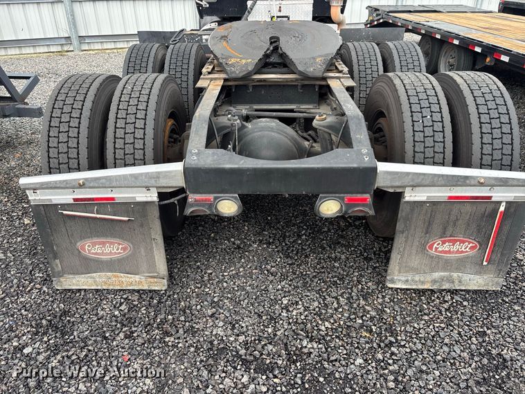 image for item YA4354 2015 Peterbilt 579 semi truck