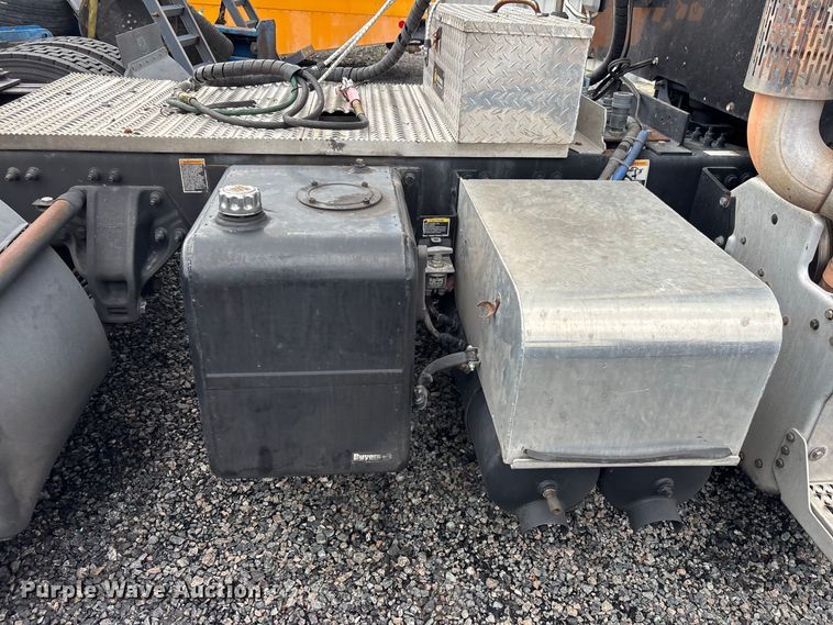 image for item YA4354 2015 Peterbilt 579 semi truck