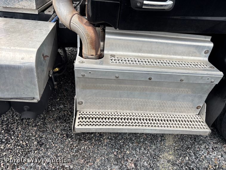 image for item YA4354 2015 Peterbilt 579 semi truck