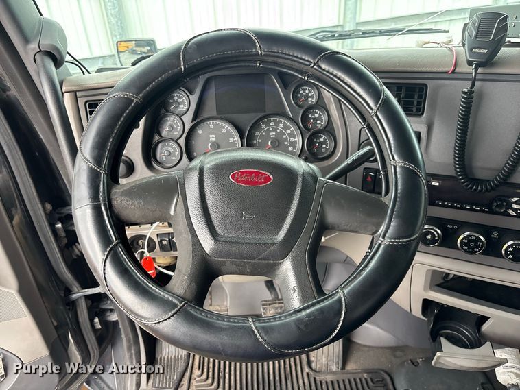 image for item YA4354 2015 Peterbilt 579 semi truck