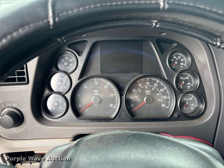 image for item YA4354 2015 Peterbilt 579 semi truck