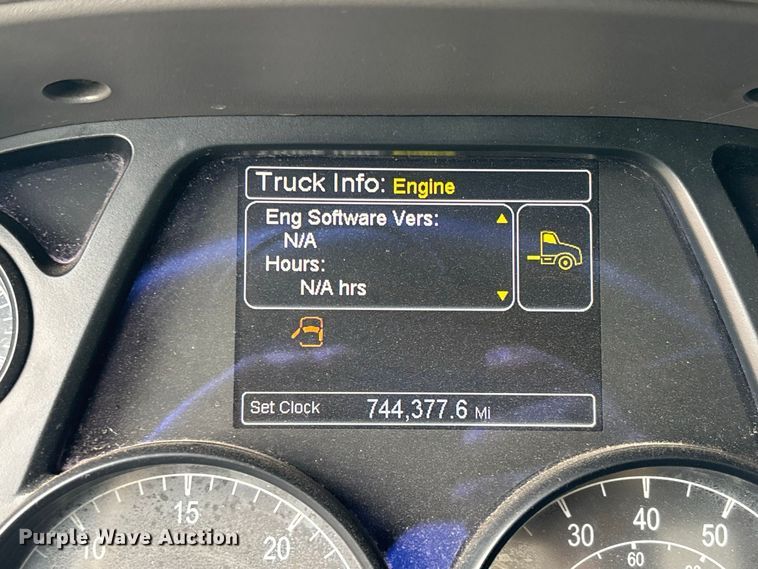 image for item YA4354 2015 Peterbilt 579 semi truck