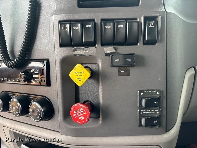 image for item YA4354 2015 Peterbilt 579 semi truck