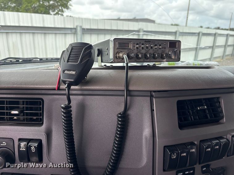 image for item YA4354 2015 Peterbilt 579 semi truck