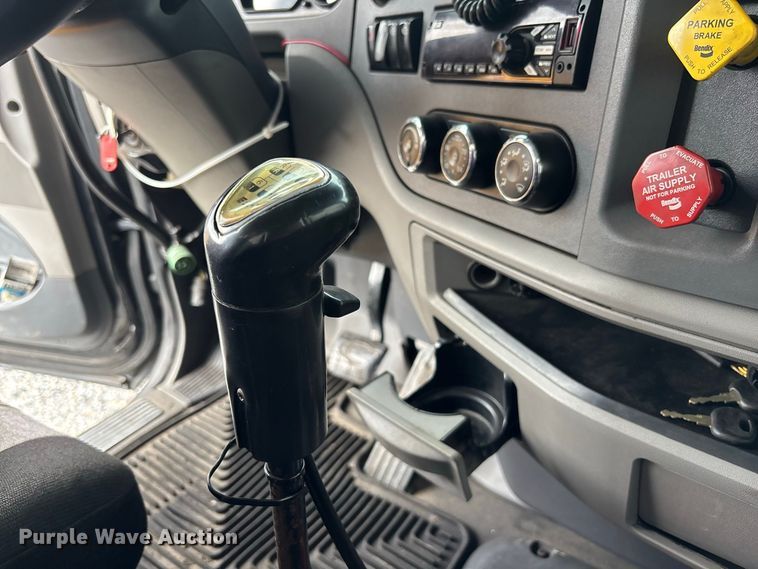 image for item YA4354 2015 Peterbilt 579 semi truck