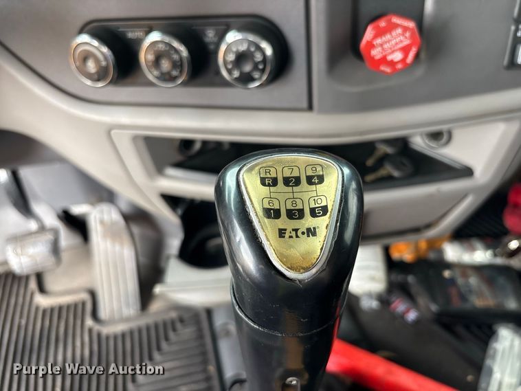 image for item YA4354 2015 Peterbilt 579 semi truck