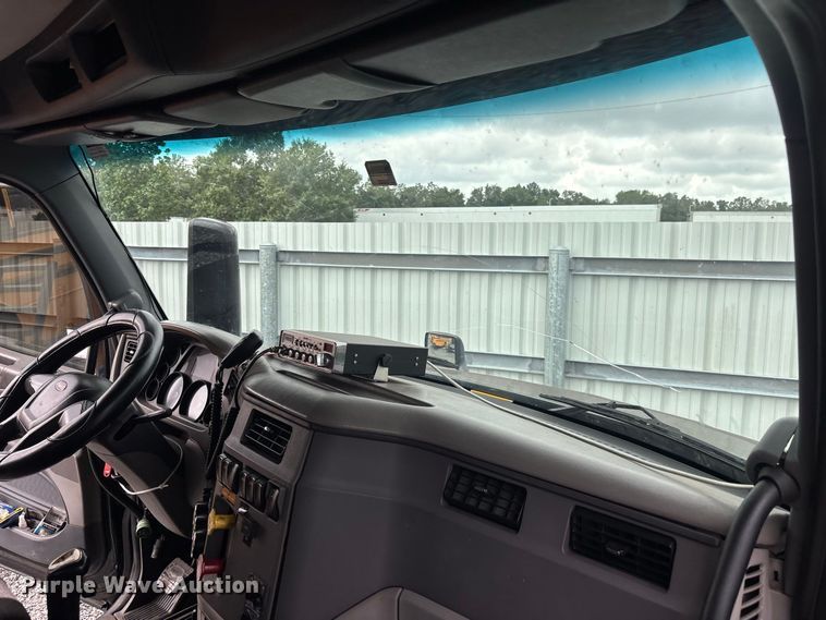 image for item YA4354 2015 Peterbilt 579 semi truck