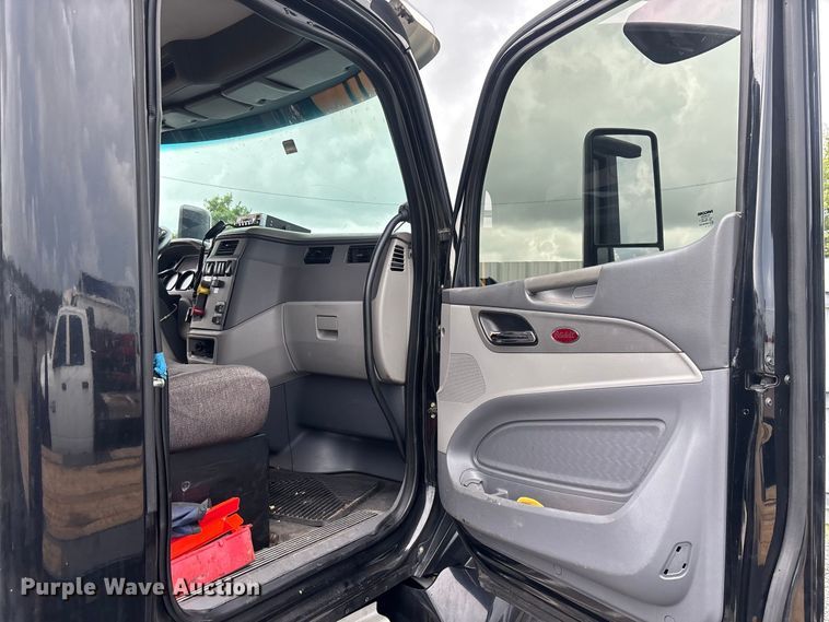 image for item YA4354 2015 Peterbilt 579 semi truck