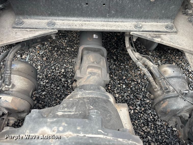 image for item YA4354 2015 Peterbilt 579 semi truck