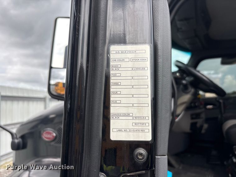 image for item YA4354 2015 Peterbilt 579 semi truck