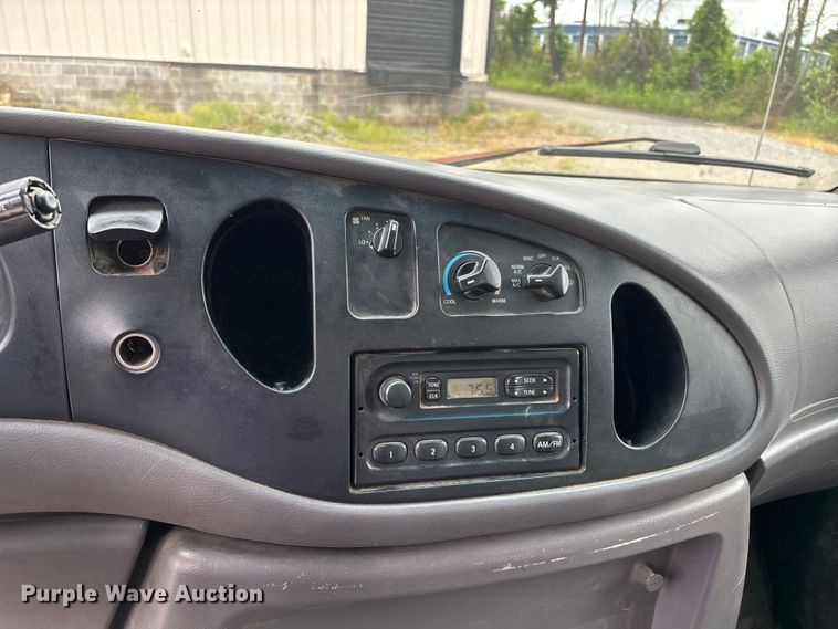 image for item DV4363 1999 Ford E350 box truck