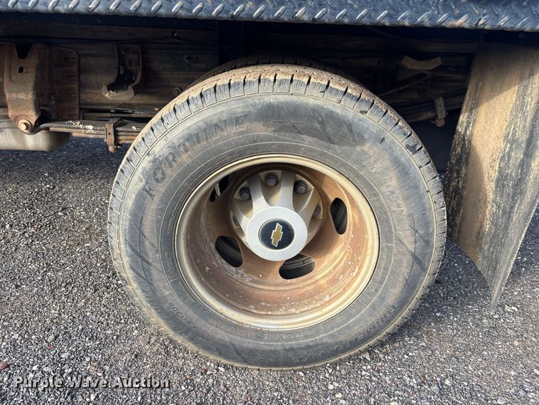 image for item DV7257 2016 Chevrolet Silverado 3500HD flatbed pickup truck