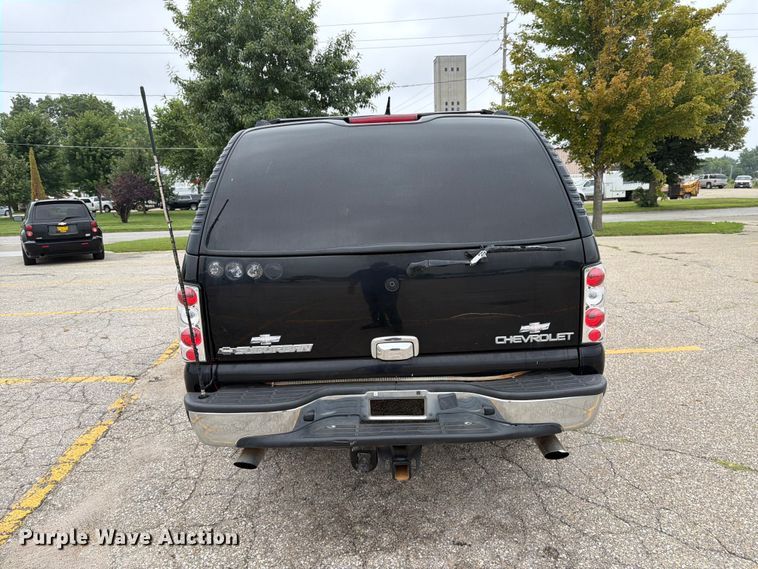 image for item DV8547 2004 Chevrolet Suburban SUV