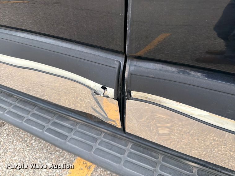 image for item DV8547 2004 Chevrolet Suburban SUV