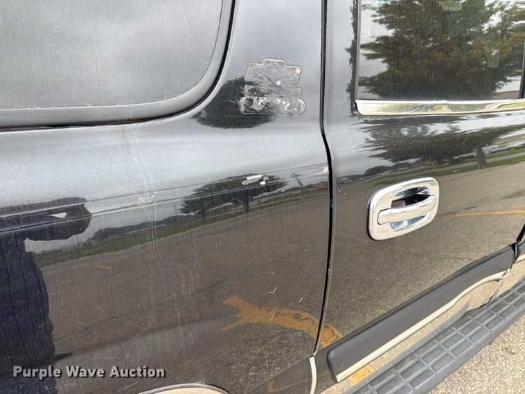 image for item DV8547 2004 Chevrolet Suburban SUV