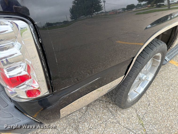 image for item DV8547 2004 Chevrolet Suburban SUV