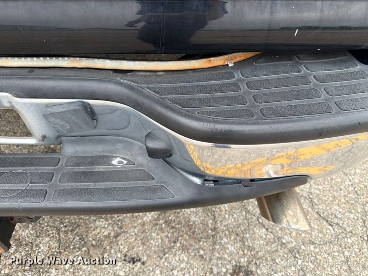 image for item DV8547 2004 Chevrolet Suburban SUV