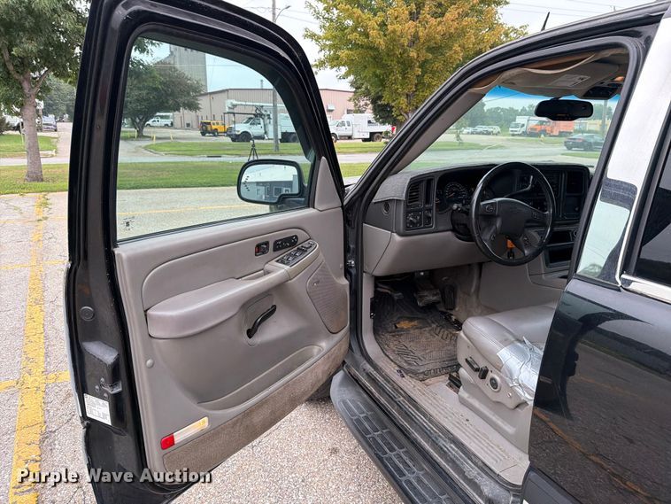 image for item DV8547 2004 Chevrolet Suburban SUV