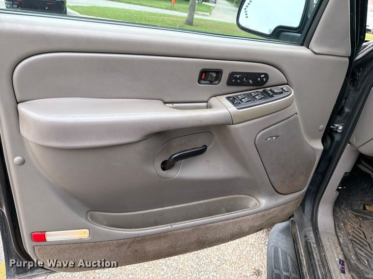 image for item DV8547 2004 Chevrolet Suburban SUV