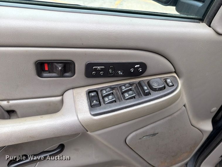 image for item DV8547 2004 Chevrolet Suburban SUV