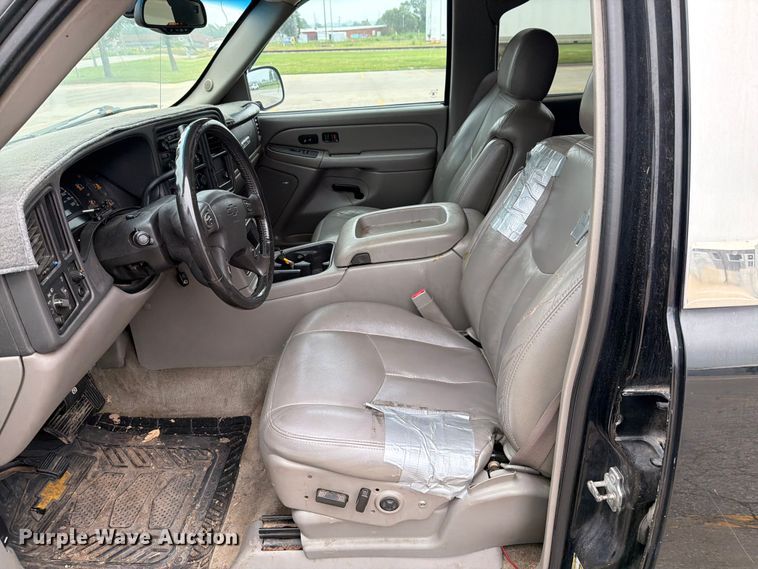 image for item DV8547 2004 Chevrolet Suburban SUV
