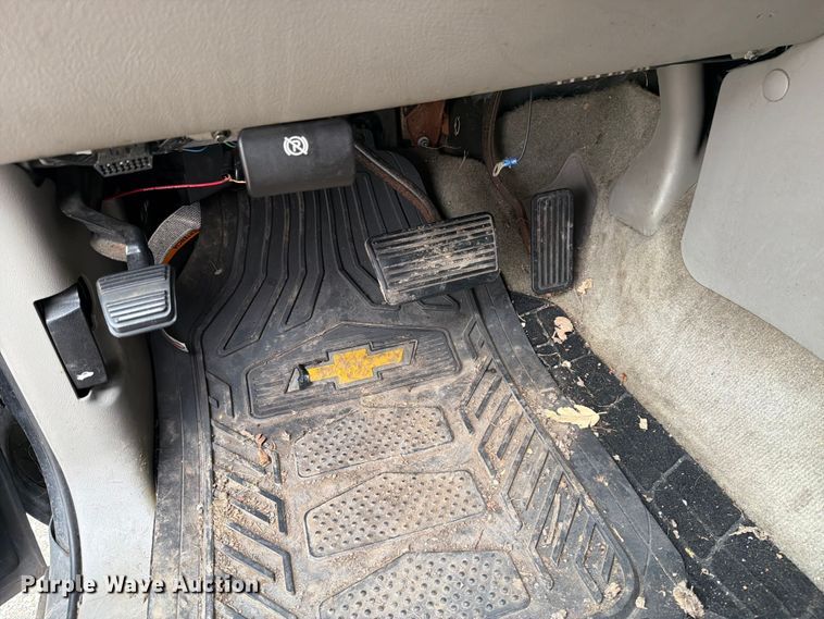 image for item DV8547 2004 Chevrolet Suburban SUV