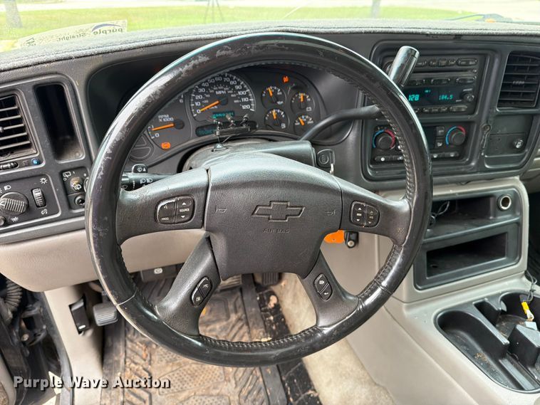 image for item DV8547 2004 Chevrolet Suburban SUV